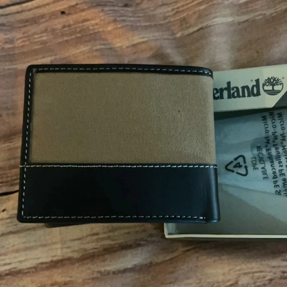 🎉🎉HOST PICK🎉🎉Timberland Genuine Leather Passcase Wallet, NWT